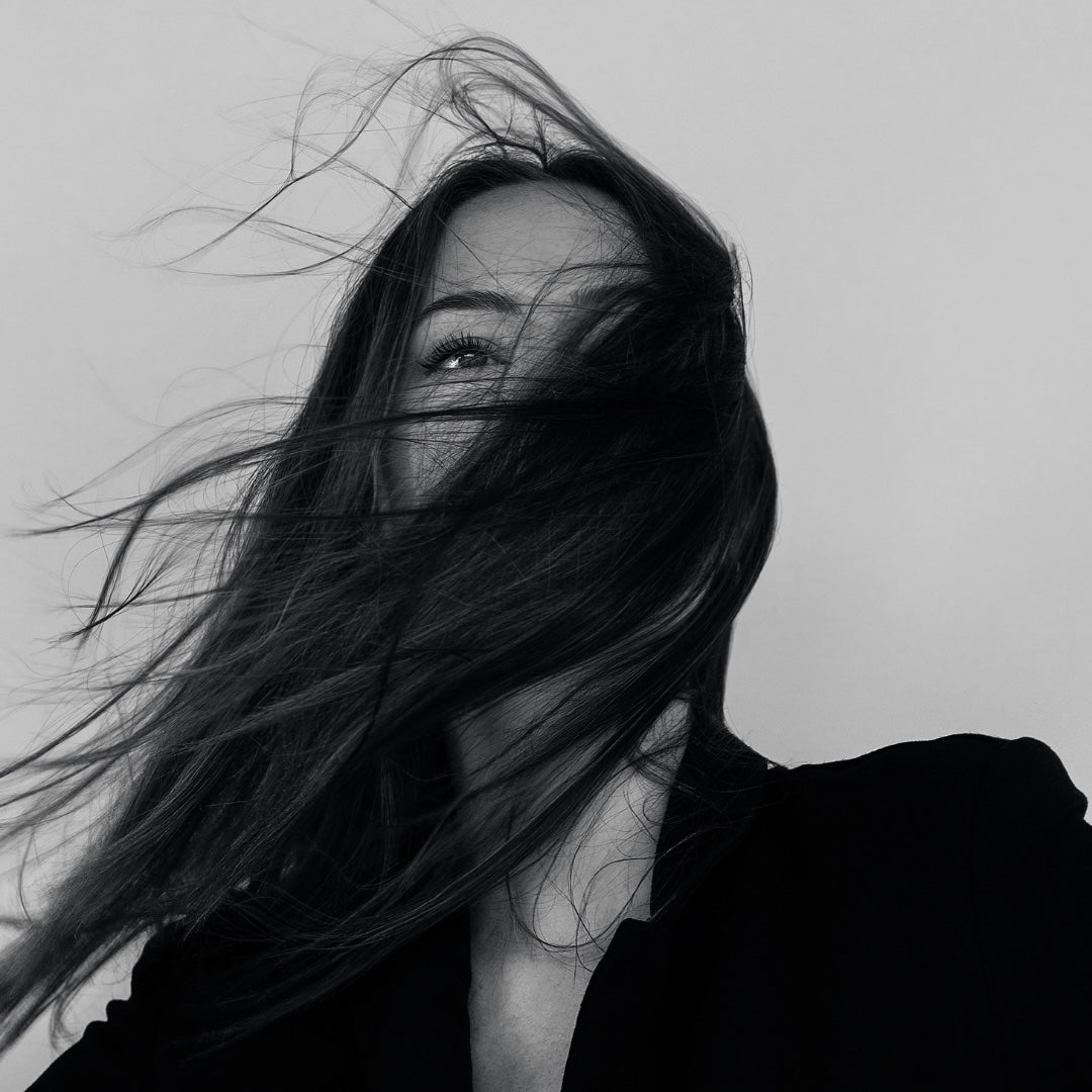 Les cheveux secs : comprendre les causes pour mieux les réparer